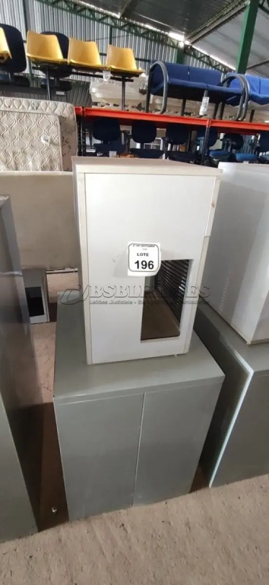 LOTE 196 - 01 ARQUIVO BAIXO DE AÇO COM 05 GAVETAS E 01 ARMÁRIO BAIXO COM 01 GAVETA E SUPORTE PARA CPU. (NO ESTADO) ATENÇÃO! FAZER A VISITAÇÃO ANTES DE ARREMATAR, NÃO SABEMOS SE FUNCIONA, LEILÃO NÃO TEM GARANTIA E NEM DEVOLUÇÃO, SUJEITO A POSSÍVEIS AVARIAS VISÍVEIS/OCULTAS E/OU AUSÊNCIA DE COMPONENTES.