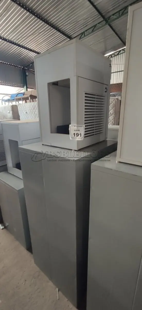 LOTE 191 - 01 ARQUIVO BAIXO DE AÇO COM 08 GAVETAS E 01 ARMÁRIO BAIXO COM 01 GAVETA E SUPORTE PARA CPU. (NO ESTADO) ATENÇÃO! FAZER A VISITAÇÃO ANTES DE ARREMATAR, NÃO SABEMOS SE FUNCIONA, LEILÃO NÃO TEM GARANTIA E NEM DEVOLUÇÃO, SUJEITO A POSSÍVEIS AVARIAS VISÍVEIS/OCULTAS E/OU AUSÊNCIA DE COMPONENTES.