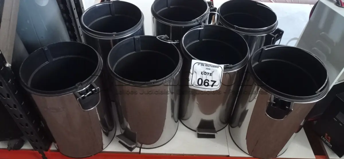 LOTE 067 - 07 LIXEIRAS EM INOX COM PEDAL E CESTO REMOVÍVEL SEM TAMPA. (NO ESTADO) ATENÇÃO! FAZER A VISITAÇÃO ANTES DE ARREMATAR, NÃO SABEMOS SE FUNCIONA, LEILÃO NÃO TEM GARANTIA E NEM DEVOLUÇÃO, SUJEITO A POSSÍVEIS AVARIAS VISÍVEIS/OCULTAS E/OU AUSÊNCIA DE COMPONENTES.