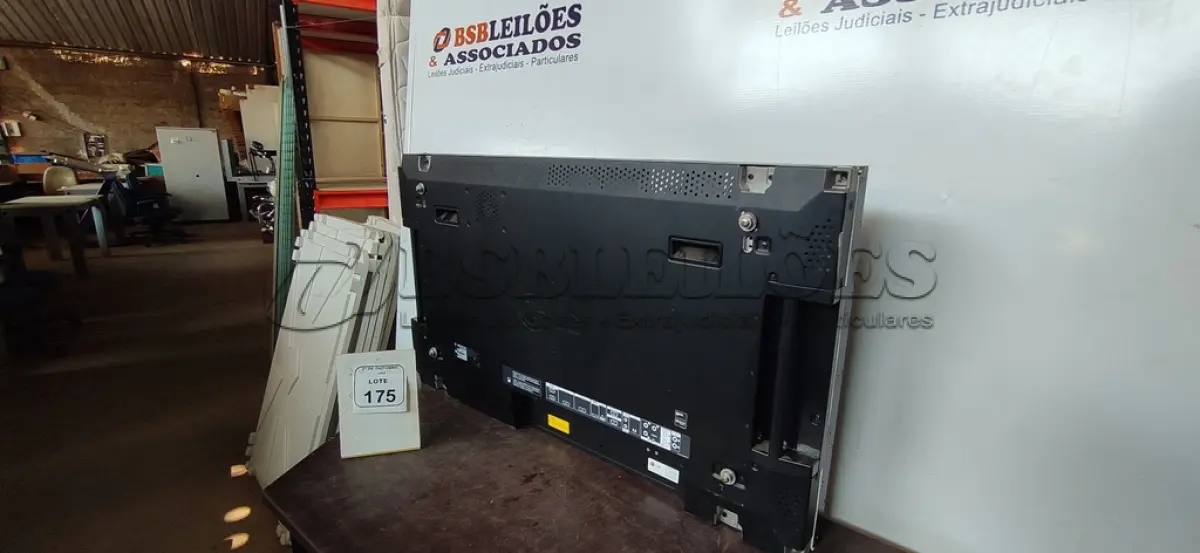 LOTE 175 - 01 MONITOR PROFISSIONAL PARA VÍDEO WALL MODELO 47WV30BS-B MARCA LG. (NO ESTADO) ATENÇÃO! FAZER A VISITAÇÃO ANTES DE ARREMATAR, NÃO SABEMOS SE FUNCIONA, LEILÃO NÃO TEM GARANTIA E NEM DEVOLUÇÃO, SUJEITO A POSSÍVEIS AVARIAS VISÍVEIS/OCULTAS E/OU AUSÊNCIA DE COMPONENTES.