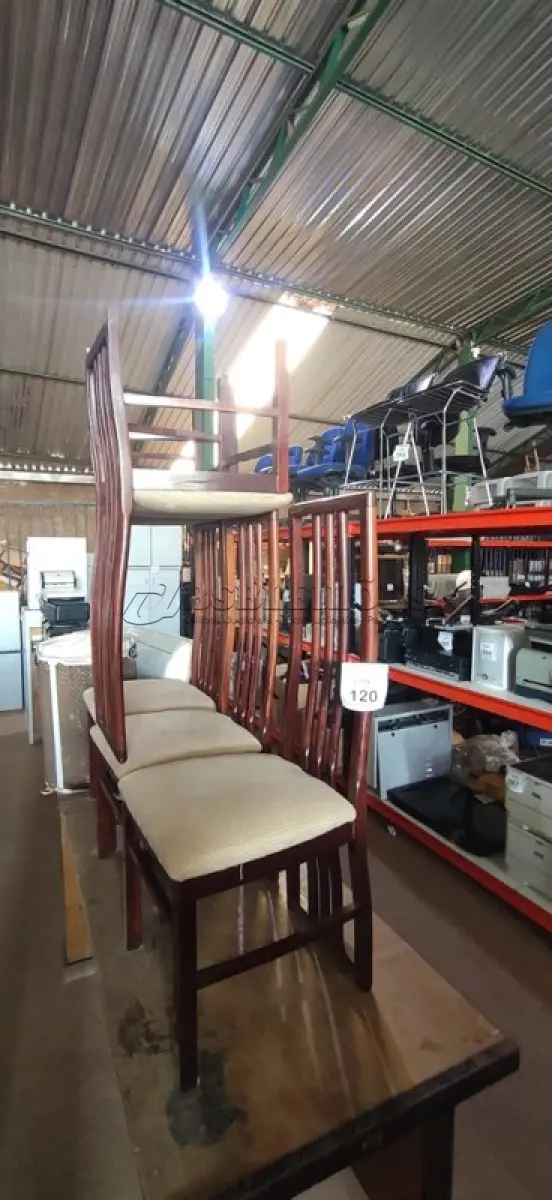LOTE 120 - 05 CADEIRAS DE JANTAR EM MADEIRA COM ASSENTO ESTOFADO. (NO ESTADO) ATENÇÃO! FAZER A VISITAÇÃO ANTES DE ARREMATAR, NÃO SABEMOS SE FUNCIONA, LEILÃO NÃO TEM GARANTIA E NEM DEVOLUÇÃO, SUJEITO A POSSÍVEIS AVARIAS VISÍVEIS/OCULTAS E/OU AUSÊNCIA DE COMPONENTES.