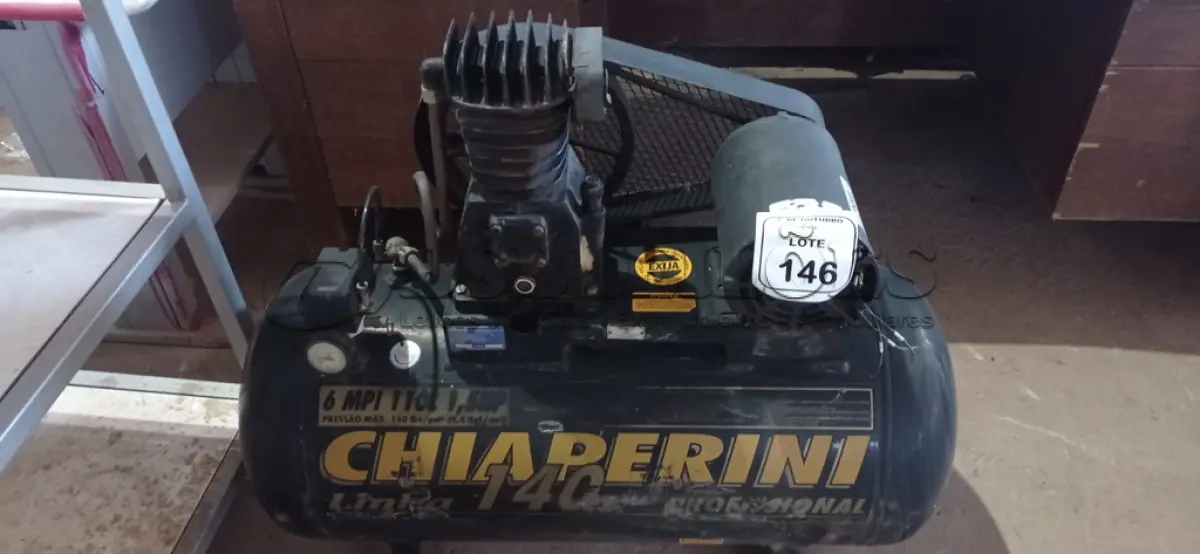 LOTE 146 - 01 COMPRESSOR DE AR PROFISSIONAL 6MPI 110L 1,5HP 140IBS MARCA CHIAPERINI. (NO ESTADO) ATENÇÃO! FAZER A VISITAÇÃO ANTES DE ARREMATAR, NÃO SABEMOS SE FUNCIONA, LEILÃO NÃO TEM GARANTIA E NEM DEVOLUÇÃO, SUJEITO A POSSÍVEIS AVARIAS VISÍVEIS/OCULTAS E/OU AUSÊNCIA DE COMPONENTES.