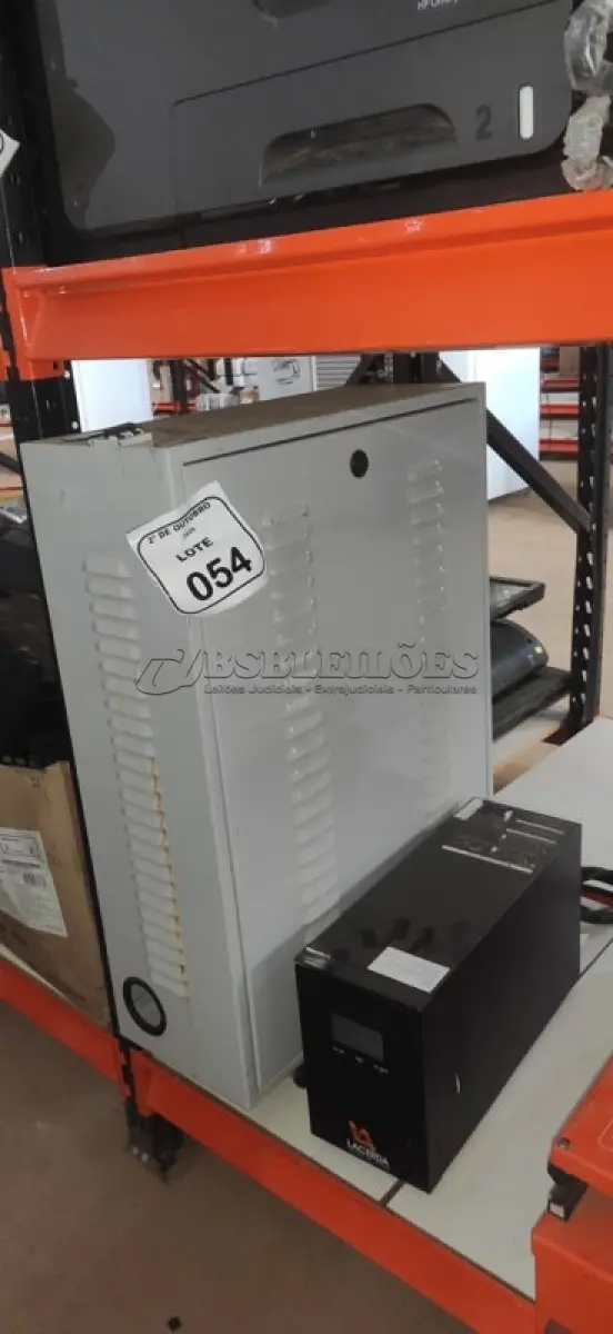 LOTE 054 - 01 NOBREAK MARCA LACERDA E 01 BANCO DE BATERIA VAZIO. (NO ESTADO) ATENÇÃO! FAZER A VISITAÇÃO ANTES DE ARREMATAR, NÃO SABEMOS SE FUNCIONA, LEILÃO NÃO TEM GARANTIA E NEM DEVOLUÇÃO, SUJEITO A POSSÍVEIS AVARIAS VISÍVEIS/OCULTAS E/OU AUSÊNCIA DE COMPONENTES.
