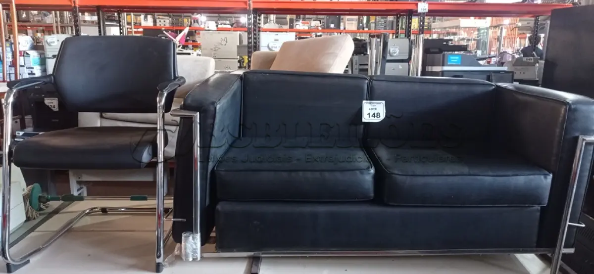 LOTE 148 - 01 SOFÁ DE ESPERA DE 02 LUGARES NA COR PRETA E 01 CADEIRA DE PÉS FIXOS. (NO ESTADO) ATENÇÃO! FAZER A VISITAÇÃO ANTES DE ARREMATAR, NÃO SABEMOS SE FUNCIONA, LEILÃO NÃO TEM GARANTIA E NEM DEVOLUÇÃO, SUJEITO A POSSÍVEIS AVARIAS VISÍVEIS/OCULTAS E/OU AUSÊNCIA DE COMPONENTES.