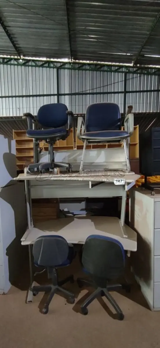 LOTE 247 - 03 MESAS DE ESCRITÓRIO, 01 CADEIRA DE PÉS FIXOS E 03 CADEIRAS DE ESCRITÓRIO GIRATÓRIAS. (NO ESTADO) ATENÇÃO! FAZER A VISITAÇÃO ANTES DE ARREMATAR, NÃO SABEMOS SE FUNCIONA, LEILÃO NÃO TEM GARANTIA E NEM DEVOLUÇÃO, SUJEITO A POSSÍVEIS AVARIAS VISÍVEIS/OCULTAS E/OU AUSÊNCIA DE COMPONENTES.