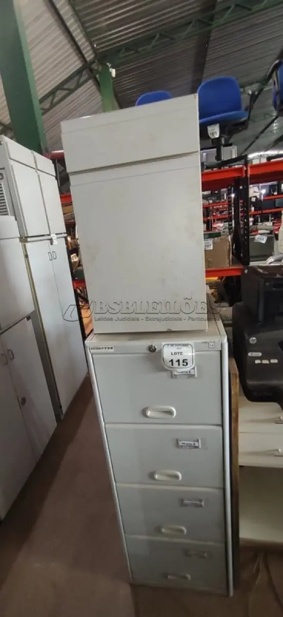 LOTE 115 - 01 ARQUIVO DE AÇO COM 04 GAVETAS EM AÇO E 01 ARMÁRIO BAIXO COM 01 GAVETA E SUPORTE PARA CPU. (NO ESTADO) ATENÇÃO! FAZER A VISITAÇÃO ANTES DE ARREMATAR, NÃO SABEMOS SE FUNCIONA, LEILÃO NÃO TEM GARANTIA E NEM DEVOLUÇÃO, SUJEITO A POSSÍVEIS AVARIAS VISÍVEIS/OCULTAS E/OU AUSÊNCIA DE COMPONENTES.