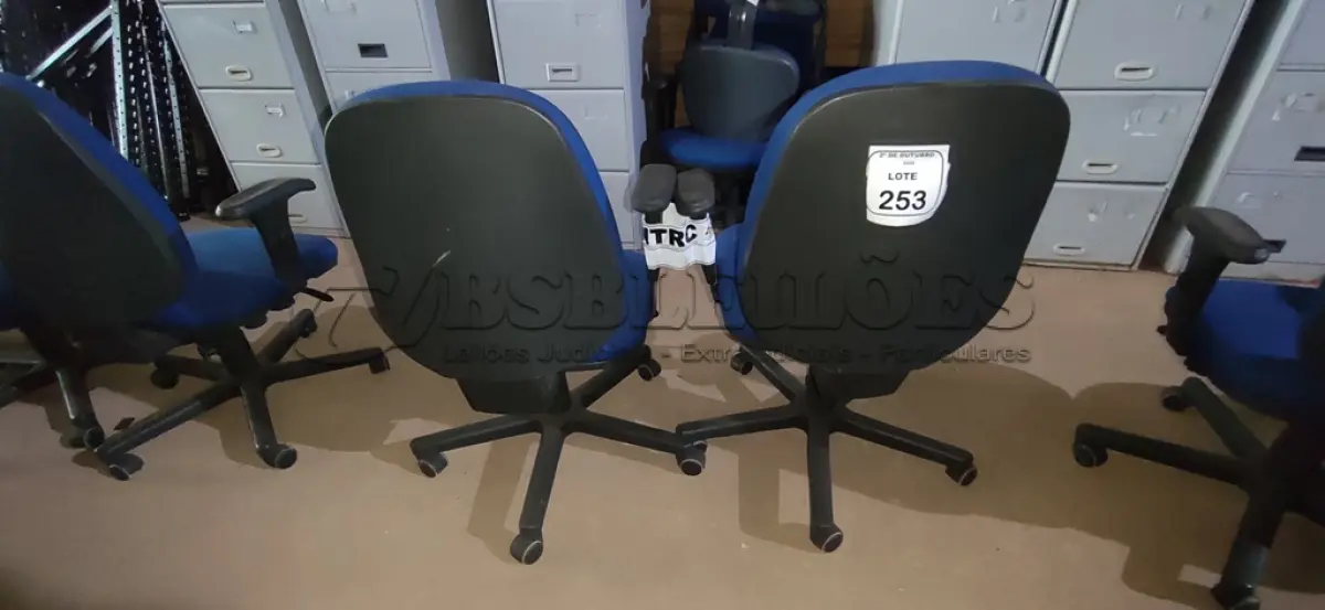 LOTE 253 - 02 CADEIRAS DE ESCRITÓRIO GIRATÓRIA. (NO ESTADO) ATENÇÃO! FAZER A VISITAÇÃO ANTES DE ARREMATAR, NÃO SABEMOS SE FUNCIONA, LEILÃO NÃO TEM GARANTIA E NEM DEVOLUÇÃO, SUJEITO A POSSÍVEIS AVARIAS VISÍVEIS/OCULTAS E/OU AUSÊNCIA DE COMPONENTES.