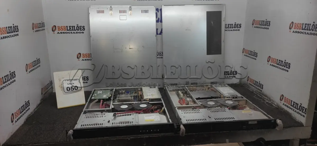 LOTE 050 - 02 SERVIDORES MARCAS ITAUTEC E DIEBOLD. (NO ESTADO) ATENÇÃO! FAZER A VISITAÇÃO ANTES DE ARREMATAR, NÃO SABEMOS SE FUNCIONA, LEILÃO NÃO TEM GARANTIA E NEM DEVOLUÇÃO, SUJEITO A POSSÍVEIS AVARIAS VISÍVEIS/OCULTAS E/OU AUSÊNCIA DE COMPONENTES.