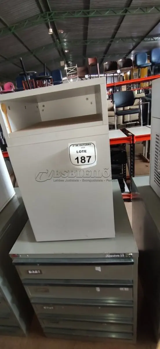 LOTE 187 - 01 ARQUIVO BAIXO DE AÇO COM 05 GAVETAS E 01 ARMÁRIO BAIXO COM 01 GAVETA E SUPORTE PARA CPU. (NO ESTADO) ATENÇÃO! FAZER A VISITAÇÃO ANTES DE ARREMATAR, NÃO SABEMOS SE FUNCIONA, LEILÃO NÃO TEM GARANTIA E NEM DEVOLUÇÃO, SUJEITO A POSSÍVEIS AVARIAS VISÍVEIS/OCULTAS E/OU AUSÊNCIA DE COMPONENTES.