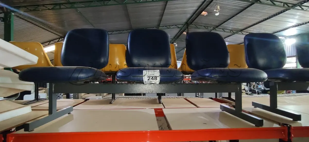 LOTE 248 - 01 CADEIRA TIPO LONGARINA DE 03 LUGARES. (NO ESTADO) ATENÇÃO! FAZER A VISITAÇÃO ANTES DE ARREMATAR, NÃO SABEMOS SE FUNCIONA, LEILÃO NÃO TEM GARANTIA E NEM DEVOLUÇÃO, SUJEITO A POSSÍVEIS AVARIAS VISÍVEIS/OCULTAS E/OU AUSÊNCIA DE COMPONENTES.
