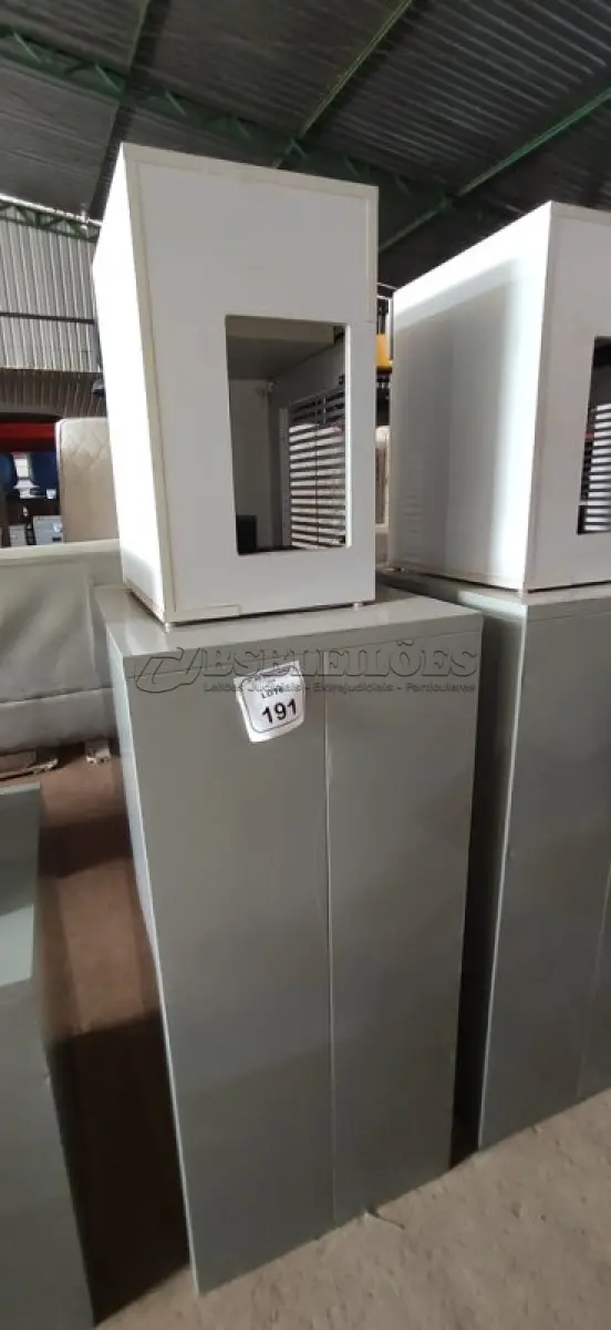 LOTE 191 - 01 ARQUIVO BAIXO DE AÇO COM 08 GAVETAS E 01 ARMÁRIO BAIXO COM 01 GAVETA E SUPORTE PARA CPU. (NO ESTADO) ATENÇÃO! FAZER A VISITAÇÃO ANTES DE ARREMATAR, NÃO SABEMOS SE FUNCIONA, LEILÃO NÃO TEM GARANTIA E NEM DEVOLUÇÃO, SUJEITO A POSSÍVEIS AVARIAS VISÍVEIS/OCULTAS E/OU AUSÊNCIA DE COMPONENTES.