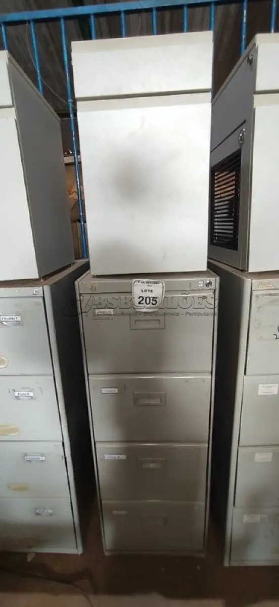 LOTE 205 - 01 ARQUIVO DE AÇO COM 04 GAVETAS E 01 ARMÁRIO BAIXO COM 01 GAVETA E SUPORTE PARA CPU. (NO ESTADO) ATENÇÃO! FAZER A VISITAÇÃO ANTES DE ARREMATAR, NÃO SABEMOS SE FUNCIONA, LEILÃO NÃO TEM GARANTIA E NEM DEVOLUÇÃO, SUJEITO A POSSÍVEIS AVARIAS VISÍVEIS/OCULTAS E/OU AUSÊNCIA DE COMPONENTES.