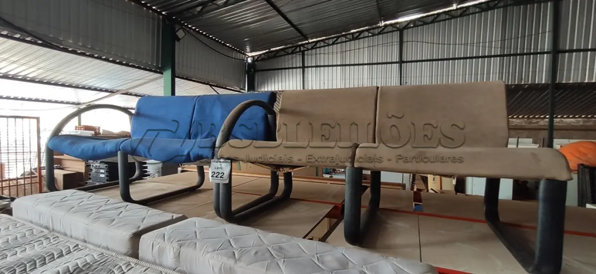 LOTE 222 - 02 POLTRONAS DE 02 LUGARES. (NO ESTADO) ATENÇÃO! FAZER A VISITAÇÃO ANTES DE ARREMATAR, NÃO SABEMOS SE FUNCIONA, LEILÃO NÃO TEM GARANTIA E NEM DEVOLUÇÃO, SUJEITO A POSSÍVEIS AVARIAS VISÍVEIS/OCULTAS E/OU AUSÊNCIA DE COMPONENTES.