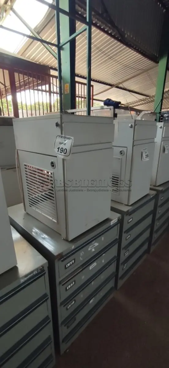 LOTE 190 - 01 ARQUIVO BAIXO DE AÇO COM 05 GAVETAS E 01 ARMÁRIO BAIXO COM 01 GAVETA E SUPORTE PARA CPU. (NO ESTADO) ATENÇÃO! FAZER A VISITAÇÃO ANTES DE ARREMATAR, NÃO SABEMOS SE FUNCIONA, LEILÃO NÃO TEM GARANTIA E NEM DEVOLUÇÃO, SUJEITO A POSSÍVEIS AVARIAS VISÍVEIS/OCULTAS E/OU AUSÊNCIA DE COMPONENTES.