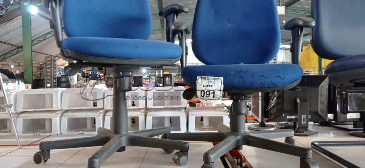 LOTE 091 - 02 CADEIRAS DE ESCRITÓRIO GIRATÓRIAS. (NO ESTADO) ATENÇÃO! FAZER A VISITAÇÃO ANTES DE ARREMATAR, NÃO SABEMOS SE FUNCIONA, LEILÃO NÃO TEM GARANTIA E NEM DEVOLUÇÃO, SUJEITO A POSSÍVEIS AVARIAS VISÍVEIS/OCULTAS E/OU AUSÊNCIA DE COMPONENTES.