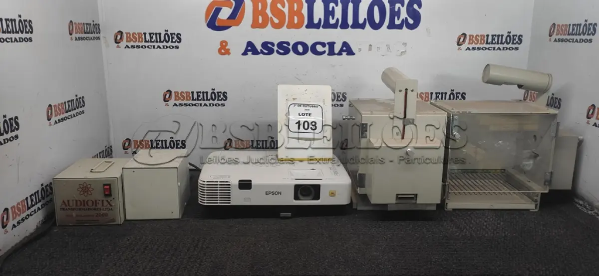 LOTE 103 - 02 CAIXAS DE CONDICIONAMENTO ANIMAL, 01 PROJETOR MARCA EPSON E 02 TRANSFORMADORES. (NO ESTADO) ATENÇÃO! FAZER A VISITAÇÃO ANTES DE ARREMATAR, NÃO SABEMOS SE FUNCIONA, LEILÃO NÃO TEM GARANTIA E NEM DEVOLUÇÃO, SUJEITO A POSSÍVEIS AVARIAS VISÍVEIS/OCULTAS E/OU AUSÊNCIA DE COMPONENTES.