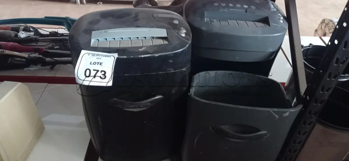 LOTE 073 - 02 FRAGMENTADORAS DE PAPEL. (NO ESTADO) ATENÇÃO! FAZER A VISITAÇÃO ANTES DE ARREMATAR, NÃO SABEMOS SE FUNCIONA, LEILÃO NÃO TEM GARANTIA E NEM DEVOLUÇÃO, SUJEITO A POSSÍVEIS AVARIAS VISÍVEIS/OCULTAS E/OU AUSÊNCIA DE COMPONENTES.