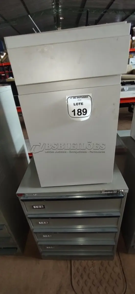 LOTE 189 - 01 ARQUIVO BAIXO DE AÇO COM 05 GAVETAS E 01 ARMÁRIO BAIXO COM 01 GAVETA E SUPORTE PARA CPU. (NO ESTADO) ATENÇÃO! FAZER A VISITAÇÃO ANTES DE ARREMATAR, NÃO SABEMOS SE FUNCIONA, LEILÃO NÃO TEM GARANTIA E NEM DEVOLUÇÃO, SUJEITO A POSSÍVEIS AVARIAS VISÍVEIS/OCULTAS E/OU AUSÊNCIA DE COMPONENTES.