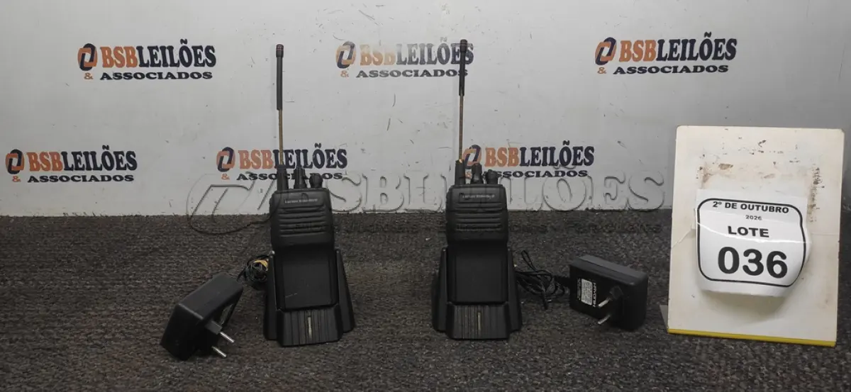 LOTE 036 - 02 RÁDIOS COMUNICADORES COM BASE DE CARREGADOR MARCA VÓRTEX STANDARD. (NO ESTADO) ATENÇÃO! FAZER A VISITAÇÃO ANTES DE ARREMATAR, NÃO SABEMOS SE FUNCIONA, LEILÃO NÃO TEM GARANTIA E NEM DEVOLUÇÃO, SUJEITO A POSSÍVEIS AVARIAS VISÍVEIS/OCULTAS E/OU AUSÊNCIA DE COMPONENTES.