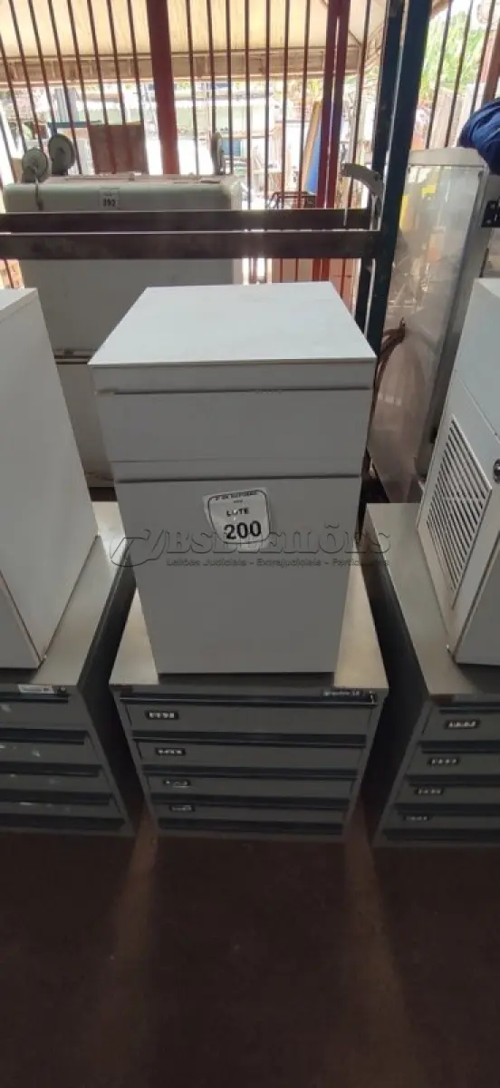 LOTE 200 - 01 ARQUIVO BAIXO DE AÇO COM 05 GAVETAS E 01 ARMÁRIO BAIXO COM 01 GAVETA E SUPORTE PARA CPU. (NO ESTADO) ATENÇÃO! FAZER A VISITAÇÃO ANTES DE ARREMATAR, NÃO SABEMOS SE FUNCIONA, LEILÃO NÃO TEM GARANTIA E NEM DEVOLUÇÃO, SUJEITO A POSSÍVEIS AVARIAS VISÍVEIS/OCULTAS E/OU AUSÊNCIA DE COMPONENTES.
