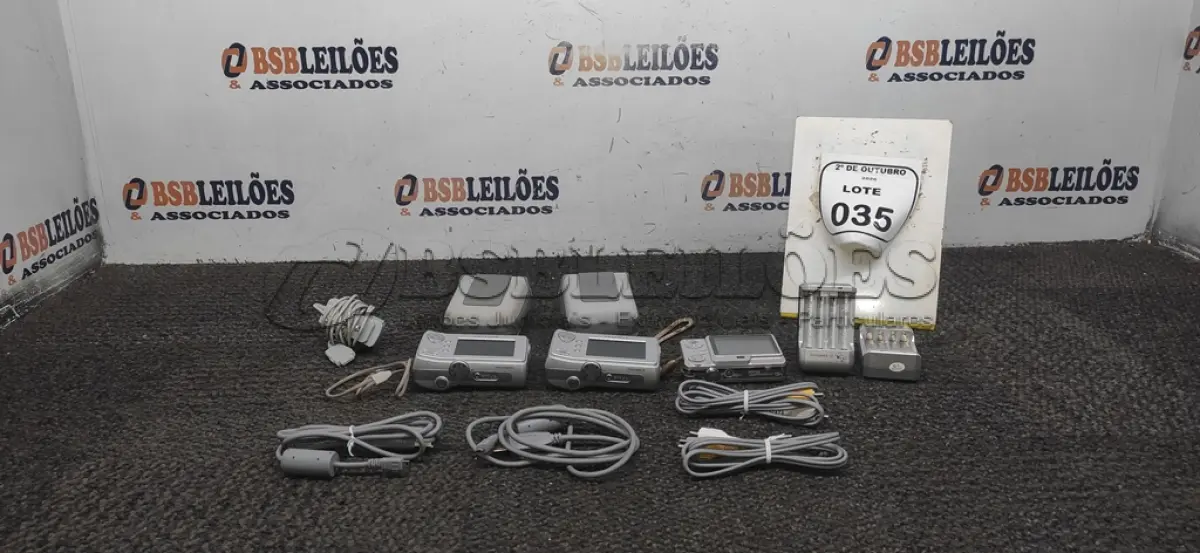 LOTE 035 - 02 CÂMERAS FOTOGRÁFICAS MODELO S630 MARCA SAMSUNG E 01 CÂMERA CYBER SHOT MARCA SONY. (NO ESTADO) ATENÇÃO! FAZER A VISITAÇÃO ANTES DE ARREMATAR, NÃO SABEMOS SE FUNCIONA, LEILÃO NÃO TEM GARANTIA E NEM DEVOLUÇÃO, SUJEITO A POSSÍVEIS AVARIAS VISÍVEIS/OCULTAS E/OU AUSÊNCIA DE COMPONENTES.