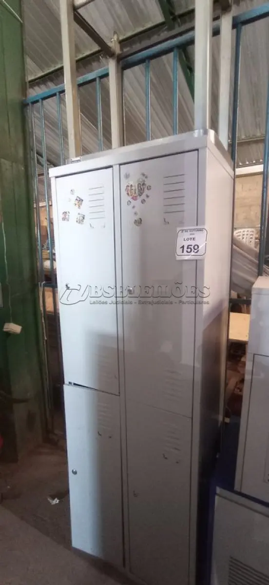 LOTE 159 - 01 ARMÁRIO ROUPEIRO DE 04 PORTAS E 01 MESA BAIXA COM RODAS. (NO ESTADO) ATENÇÃO! FAZER A VISITAÇÃO ANTES DE ARREMATAR, NÃO SABEMOS SE FUNCIONA, LEILÃO NÃO TEM GARANTIA E NEM DEVOLUÇÃO, SUJEITO A POSSÍVEIS AVARIAS VISÍVEIS/OCULTAS E/OU AUSÊNCIA DE COMPONENTES.