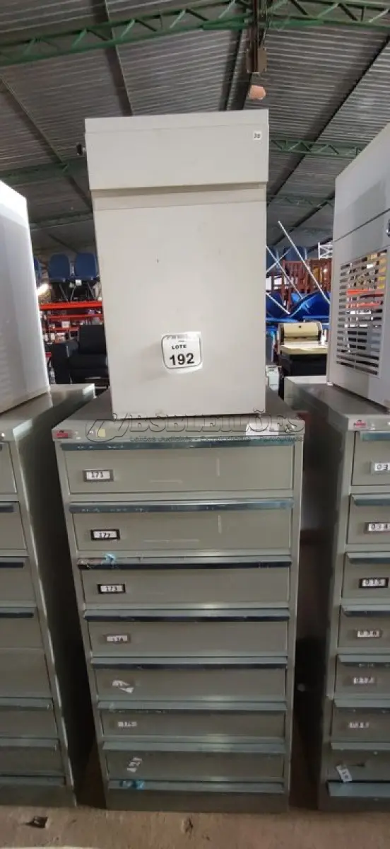 LOTE 192 - 01 ARQUIVO BAIXO DE AÇO COM 08 GAVETAS E 01 ARMÁRIO BAIXO COM 01 GAVETA E SUPORTE PARA CPU. (NO ESTADO) ATENÇÃO! FAZER A VISITAÇÃO ANTES DE ARREMATAR, NÃO SABEMOS SE FUNCIONA, LEILÃO NÃO TEM GARANTIA E NEM DEVOLUÇÃO, SUJEITO A POSSÍVEIS AVARIAS VISÍVEIS/OCULTAS E/OU AUSÊNCIA DE COMPONENTES.