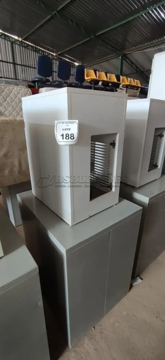 LOTE 188 - 01 ARQUIVO BAIXO DE AÇO COM 05 GAVETAS E 01 ARMÁRIO BAIXO COM 01 GAVETA E SUPORTE PARA CPU. (NO ESTADO) ATENÇÃO! FAZER A VISITAÇÃO ANTES DE ARREMATAR, NÃO SABEMOS SE FUNCIONA, LEILÃO NÃO TEM GARANTIA E NEM DEVOLUÇÃO, SUJEITO A POSSÍVEIS AVARIAS VISÍVEIS/OCULTAS E/OU AUSÊNCIA DE COMPONENTES.