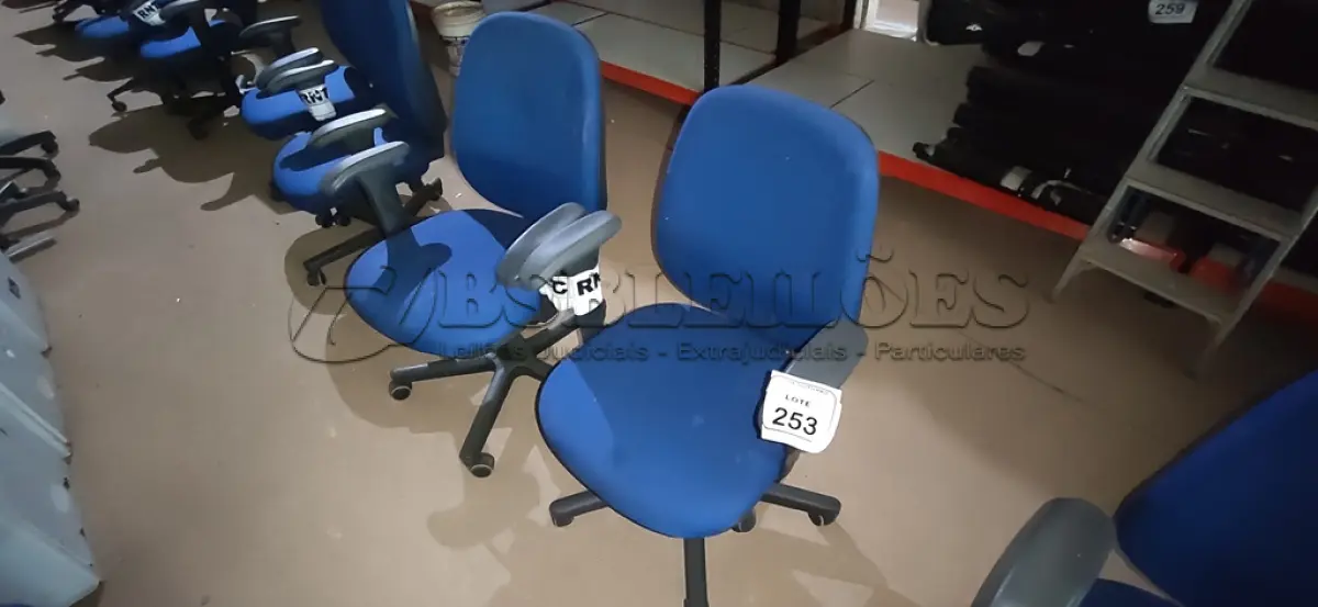 LOTE 253 - 02 CADEIRAS DE ESCRITÓRIO GIRATÓRIA. (NO ESTADO) ATENÇÃO! FAZER A VISITAÇÃO ANTES DE ARREMATAR, NÃO SABEMOS SE FUNCIONA, LEILÃO NÃO TEM GARANTIA E NEM DEVOLUÇÃO, SUJEITO A POSSÍVEIS AVARIAS VISÍVEIS/OCULTAS E/OU AUSÊNCIA DE COMPONENTES.