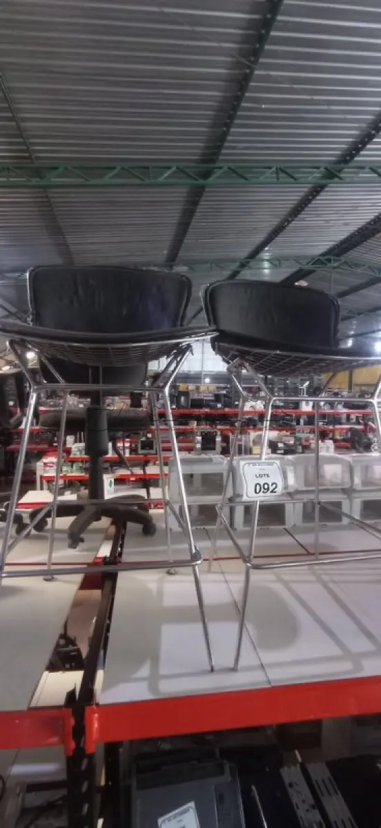 LOTE 092 - 02 BANQUETAS ALTAS COM ESTRUTURA DE FERRO E ASSENTO EM COURINO. (NO ESTADO) ATENÇÃO! FAZER A VISITAÇÃO ANTES DE ARREMATAR, NÃO SABEMOS SE FUNCIONA, LEILÃO NÃO TEM GARANTIA E NEM DEVOLUÇÃO, SUJEITO A POSSÍVEIS AVARIAS VISÍVEIS/OCULTAS E/OU AUSÊNCIA DE COMPONENTES.