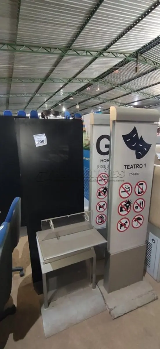 LOTE 208 - 02 PLACAS DE SINALIZAÇÃO, 01 SUPORTE DE BANNER E 01 SUPORTE PEQUENO. (NO ESTADO) ATENÇÃO! FAZER A VISITAÇÃO ANTES DE ARREMATAR, NÃO SABEMOS SE FUNCIONA, LEILÃO NÃO TEM GARANTIA E NEM DEVOLUÇÃO, SUJEITO A POSSÍVEIS AVARIAS VISÍVEIS/OCULTAS E/OU AUSÊNCIA DE COMPONENTES.