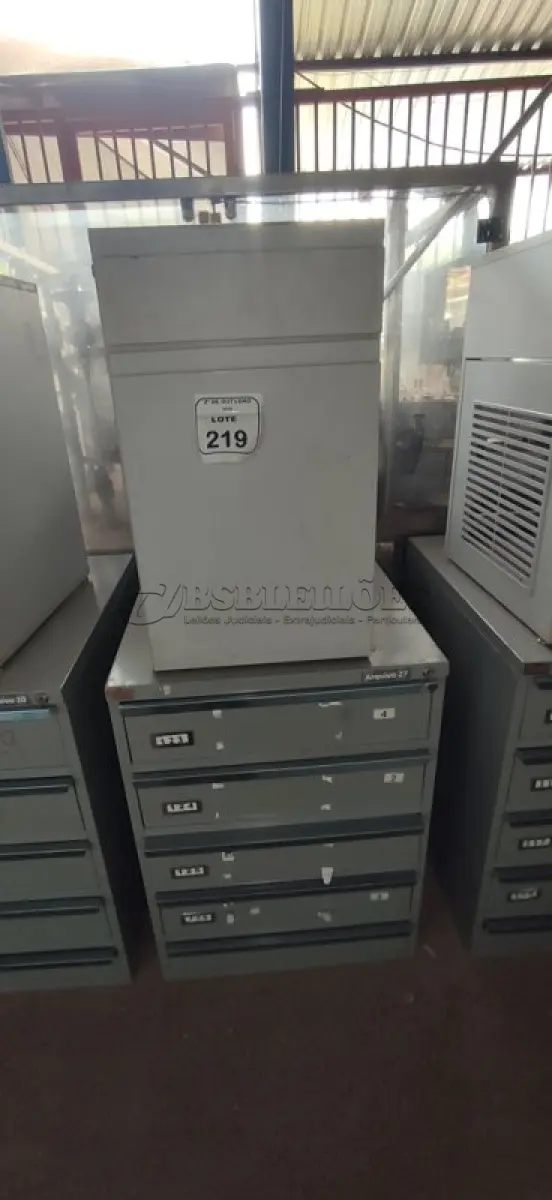 LOTE 219 - 01 ARQUIVO BAIXO DE AÇO COM 05 GAVETAS E 01 ARMÁRIO BAIXO COM 01 GAVETA E SUPORTE PARA CPU. (NO ESTADO) ATENÇÃO! FAZER A VISITAÇÃO ANTES DE ARREMATAR, NÃO SABEMOS SE FUNCIONA, LEILÃO NÃO TEM GARANTIA E NEM DEVOLUÇÃO, SUJEITO A POSSÍVEIS AVARIAS VISÍVEIS/OCULTAS E/OU AUSÊNCIA DE COMPONENTES.
