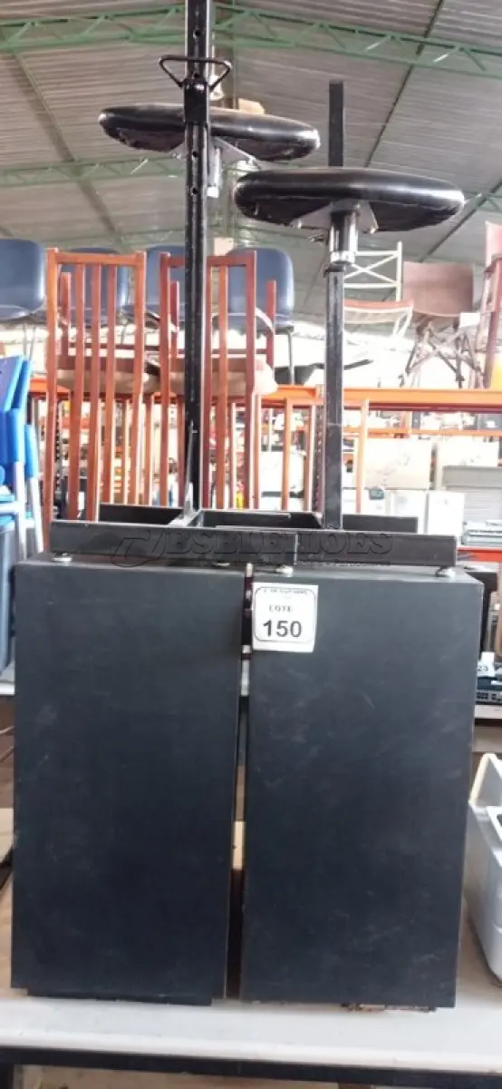LOTE 150 - 02 MÓVEIS DE APOIO NA COR PRETA E 02 BANCOS COM ASSENTO REGULÁVEL. (NO ESTADO) ATENÇÃO! FAZER A VISITAÇÃO ANTES DE ARREMATAR, NÃO SABEMOS SE FUNCIONA, LEILÃO NÃO TEM GARANTIA E NEM DEVOLUÇÃO, SUJEITO A POSSÍVEIS AVARIAS VISÍVEIS/OCULTAS E/OU AUSÊNCIA DE COMPONENTES.