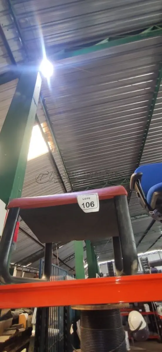 LOTE 106 - 01 CADEIRA DE ESPERA NA COR VERMELHA. (NO ESTADO) ATENÇÃO! FAZER A VISITAÇÃO ANTES DE ARREMATAR, NÃO SABEMOS SE FUNCIONA, LEILÃO NÃO TEM GARANTIA E NEM DEVOLUÇÃO, SUJEITO A POSSÍVEIS AVARIAS VISÍVEIS/OCULTAS E/OU AUSÊNCIA DE COMPONENTES.