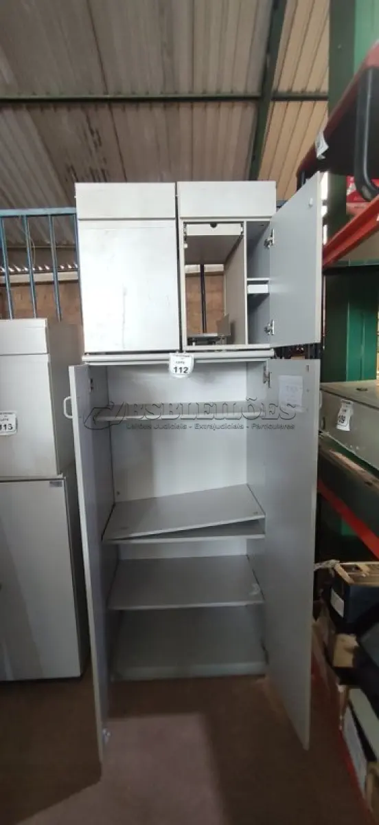 LOTE 112 - 01 ARMÁRIO DE 1,60X0,80CM EM MADEIRA E 02 ARMÁRIOS BAIXOS COM 01 GAVETA E SUPORTE PARA CPU. (NO ESTADO) ATENÇÃO! FAZER A VISITAÇÃO ANTES DE ARREMATAR, NÃO SABEMOS SE FUNCIONA, LEILÃO NÃO TEM GARANTIA E NEM DEVOLUÇÃO, SUJEITO A POSSÍVEIS AVARIAS VISÍVEIS/OCULTAS E/OU AUSÊNCIA DE COMPONENTES.