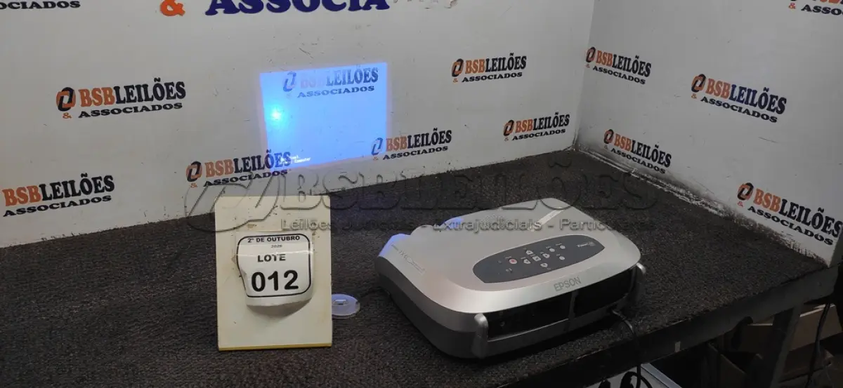 LOTE 012 - 01 PROJETOR MARCA EPSON SEM CABOS. (NO ESTADO) ATENÇÃO! FAZER A VISITAÇÃO ANTES DE ARREMATAR, NÃO SABEMOS SE FUNCIONA, LEILÃO NÃO TEM GARANTIA E NEM DEVOLUÇÃO, SUJEITO A POSSÍVEIS AVARIAS VISÍVEIS/OCULTAS E/OU AUSÊNCIA DE COMPONENTES.