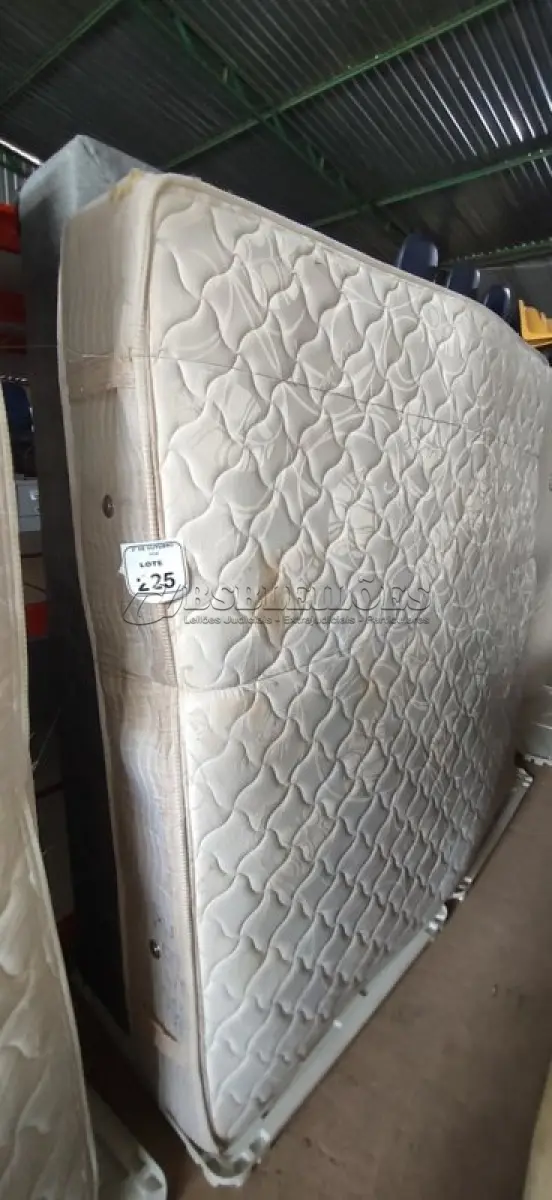 LOTE 225 - 01 COLCHÃO DE CASAL E 02 BASES. (NO ESTADO) ATENÇÃO! FAZER A VISITAÇÃO ANTES DE ARREMATAR, NÃO SABEMOS SE FUNCIONA, LEILÃO NÃO TEM GARANTIA E NEM DEVOLUÇÃO, SUJEITO A POSSÍVEIS AVARIAS VISÍVEIS/OCULTAS E/OU AUSÊNCIA DE COMPONENTES.