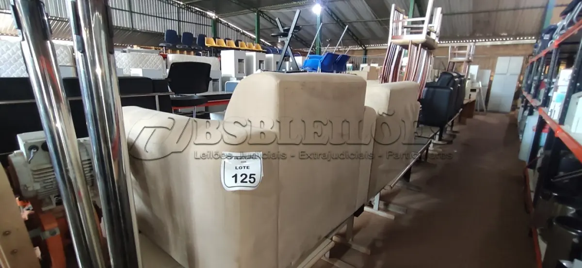 LOTE 125 - 02 POLTRONAS ESTOFADAS NA COR BEGE. (NO ESTADO) ATENÇÃO! FAZER A VISITAÇÃO ANTES DE ARREMATAR, NÃO SABEMOS SE FUNCIONA, LEILÃO NÃO TEM GARANTIA E NEM DEVOLUÇÃO, SUJEITO A POSSÍVEIS AVARIAS VISÍVEIS/OCULTAS E/OU AUSÊNCIA DE COMPONENTES.