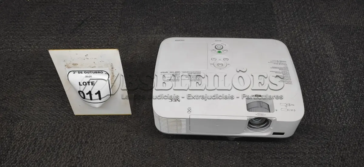 LOTE 011 - 01 PROJETOR MARCA BENQ SEM CABOS. (NO ESTADO) ATENÇÃO! FAZER A VISITAÇÃO ANTES DE ARREMATAR, NÃO SABEMOS SE FUNCIONA, LEILÃO NÃO TEM GARANTIA E NEM DEVOLUÇÃO, SUJEITO A POSSÍVEIS AVARIAS VISÍVEIS/OCULTAS E/OU AUSÊNCIA DE COMPONENTES.