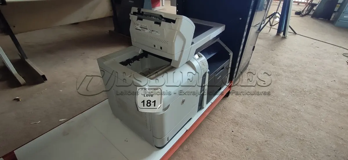LOTE 181 - 01 SCANNER MARCA FUJITSU E 02 IMPRESSORAS MARCAS HP E BROTHER. (NO ESTADO) ATENÇÃO! FAZER A VISITAÇÃO ANTES DE ARREMATAR, NÃO SABEMOS SE FUNCIONA, LEILÃO NÃO TEM GARANTIA E NEM DEVOLUÇÃO, SUJEITO A POSSÍVEIS AVARIAS VISÍVEIS/OCULTAS E/OU AUSÊNCIA DE COMPONENTES.