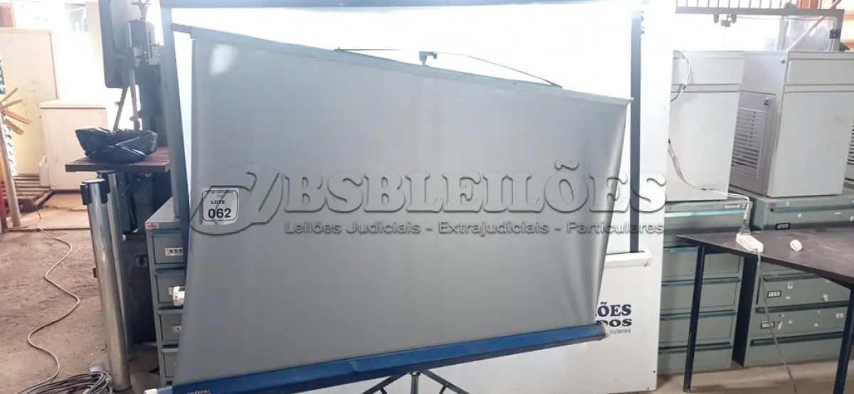 LOTE 062 - 02 TELAS DE PROJEÇÃO RETRÁTIL. (NO ESTADO) ATENÇÃO! FAZER A VISITAÇÃO ANTES DE ARREMATAR, NÃO SABEMOS SE FUNCIONA, LEILÃO NÃO TEM GARANTIA E NEM DEVOLUÇÃO, SUJEITO A POSSÍVEIS AVARIAS VISÍVEIS/OCULTAS E/OU AUSÊNCIA DE COMPONENTES.