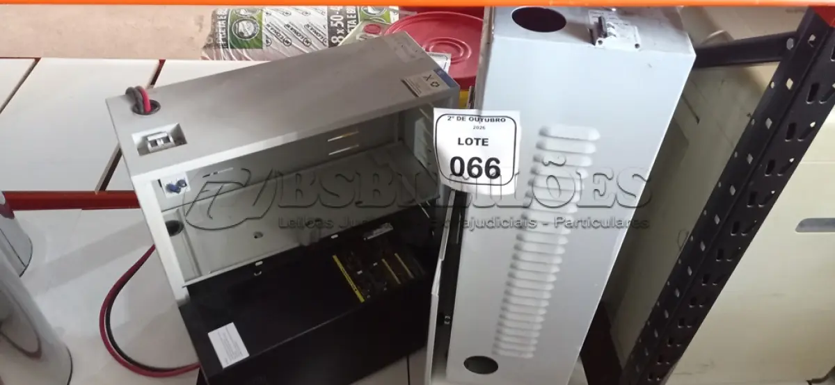 LOTE 066 - 01 NOBREAK MARCA LACERDA E 02 BANCOS DE BATERIAS VAZIOS. (NO ESTADO) ATENÇÃO! FAZER A VISITAÇÃO ANTES DE ARREMATAR, NÃO SABEMOS SE FUNCIONA, LEILÃO NÃO TEM GARANTIA E NEM DEVOLUÇÃO, SUJEITO A POSSÍVEIS AVARIAS VISÍVEIS/OCULTAS E/OU AUSÊNCIA DE COMPONENTES.