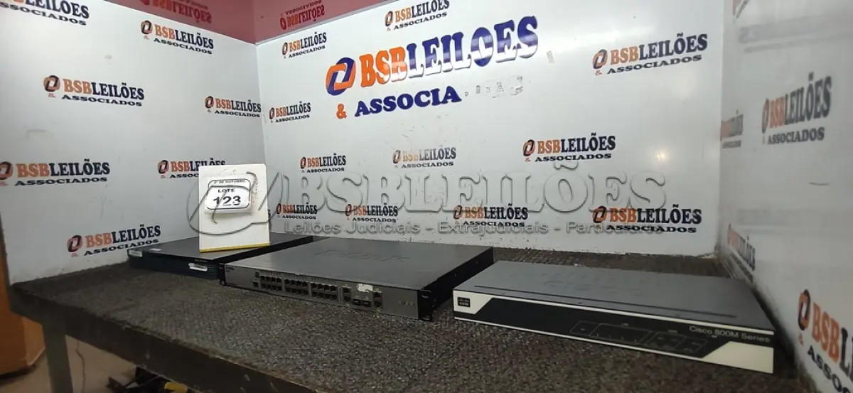 LOTE 123 - 01 SWITCH MARCA D-LINK E 02 ROTEADORES MODELOS DIVERSOS MARCA CISCO. (NO ESTADO) ATENÇÃO! FAZER A VISITAÇÃO ANTES DE ARREMATAR, NÃO SABEMOS SE FUNCIONA, LEILÃO NÃO TEM GARANTIA E NEM DEVOLUÇÃO, SUJEITO A POSSÍVEIS AVARIAS VISÍVEIS/OCULTAS E/OU AUSÊNCIA DE COMPONENTES.