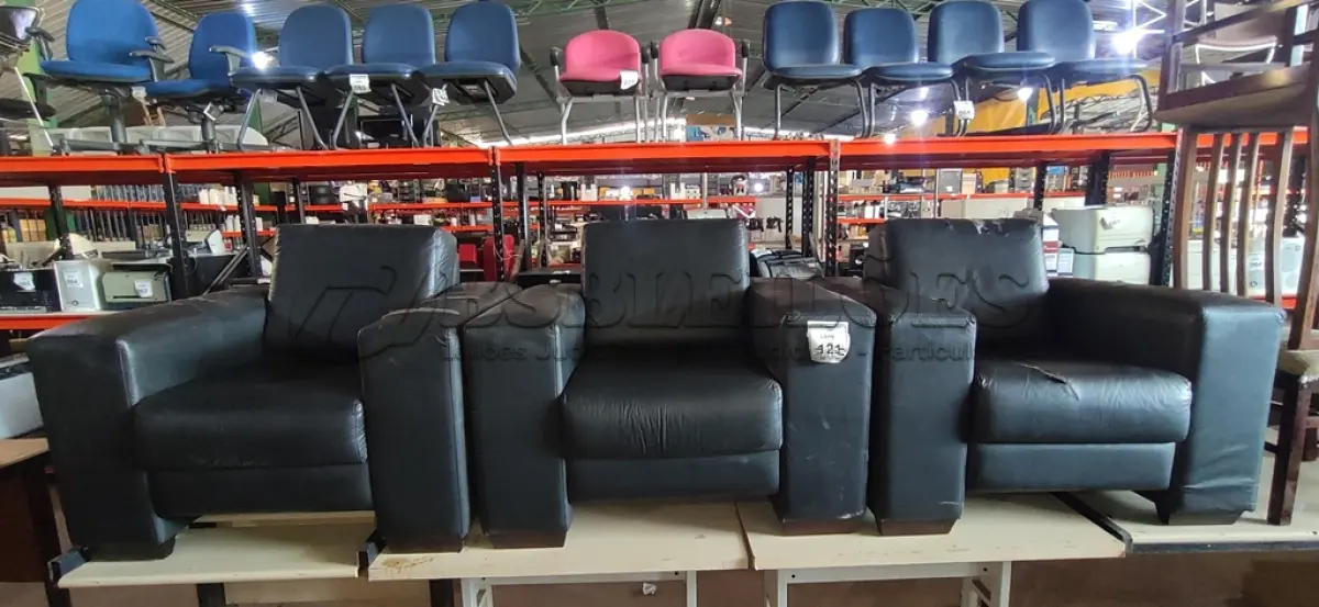LOTE 121 - 03 POLTRONAS EM COURINO NA COR PRETA. (NO ESTADO) ATENÇÃO! FAZER A VISITAÇÃO ANTES DE ARREMATAR, NÃO SABEMOS SE FUNCIONA, LEILÃO NÃO TEM GARANTIA E NEM DEVOLUÇÃO, SUJEITO A POSSÍVEIS AVARIAS VISÍVEIS/OCULTAS E/OU AUSÊNCIA DE COMPONENTES.
