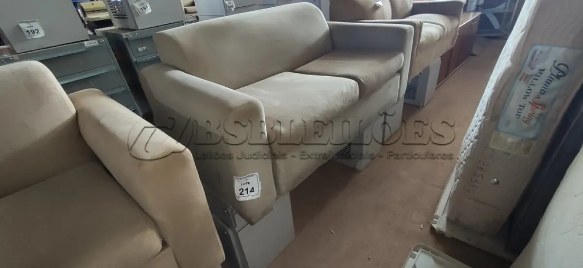 LOTE 214 - 01 SOFÁ DE 02 LUGARES E 02 ARMÁRIOS BAIXOS COM 01 GAVETA E SUPORTE PARA CPU. (NO ESTADO) ATENÇÃO! FAZER A VISITAÇÃO ANTES DE ARREMATAR, NÃO SABEMOS SE FUNCIONA, LEILÃO NÃO TEM GARANTIA E NEM DEVOLUÇÃO, SUJEITO A POSSÍVEIS AVARIAS VISÍVEIS/OCULTAS E/OU AUSÊNCIA DE COMPONENTES.