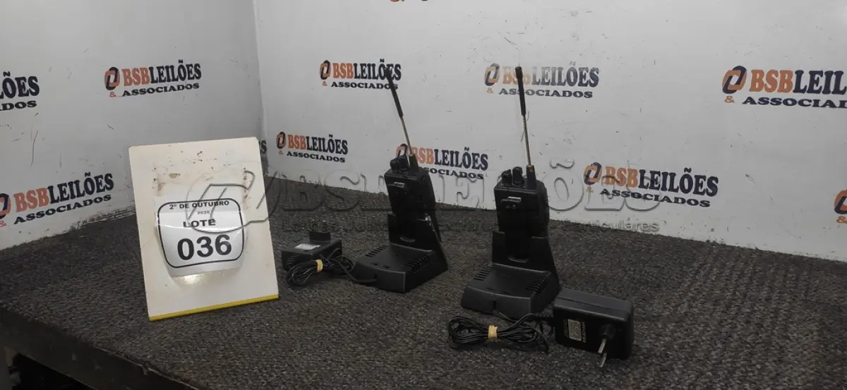 LOTE 036 - 02 RÁDIOS COMUNICADORES COM BASE DE CARREGADOR MARCA VÓRTEX STANDARD. (NO ESTADO) ATENÇÃO! FAZER A VISITAÇÃO ANTES DE ARREMATAR, NÃO SABEMOS SE FUNCIONA, LEILÃO NÃO TEM GARANTIA E NEM DEVOLUÇÃO, SUJEITO A POSSÍVEIS AVARIAS VISÍVEIS/OCULTAS E/OU AUSÊNCIA DE COMPONENTES.