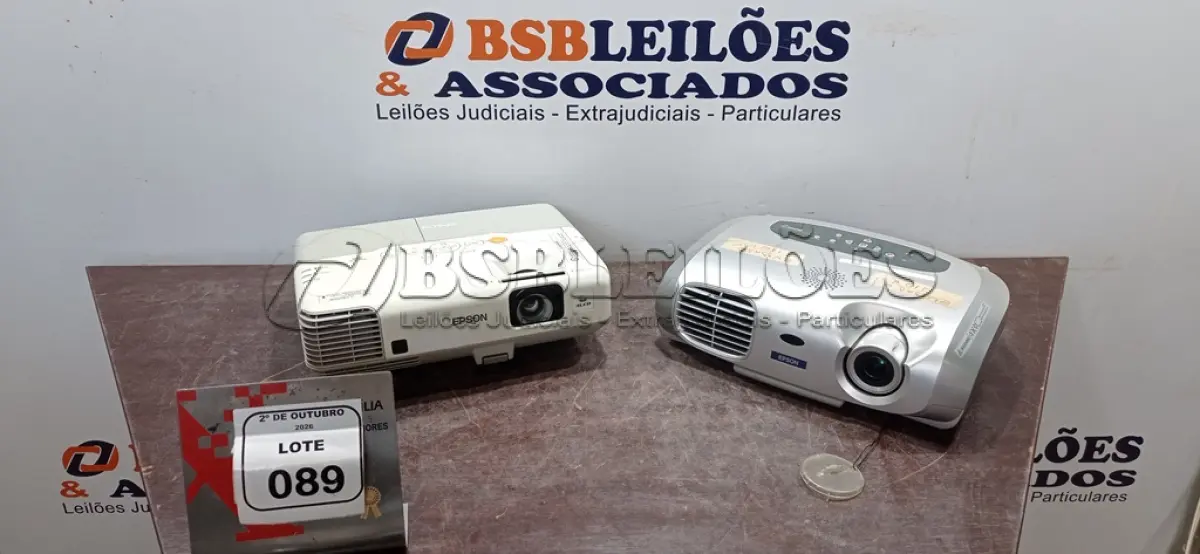 LOTE 089 - 02 PROJETORES MARCA EPSON SEM CABOS. (NO ESTADO) ATENÇÃO! FAZER A VISITAÇÃO ANTES DE ARREMATAR, NÃO SABEMOS SE FUNCIONA, LEILÃO NÃO TEM GARANTIA E NEM DEVOLUÇÃO, SUJEITO A POSSÍVEIS AVARIAS VISÍVEIS/OCULTAS E/OU AUSÊNCIA DE COMPONENTES.