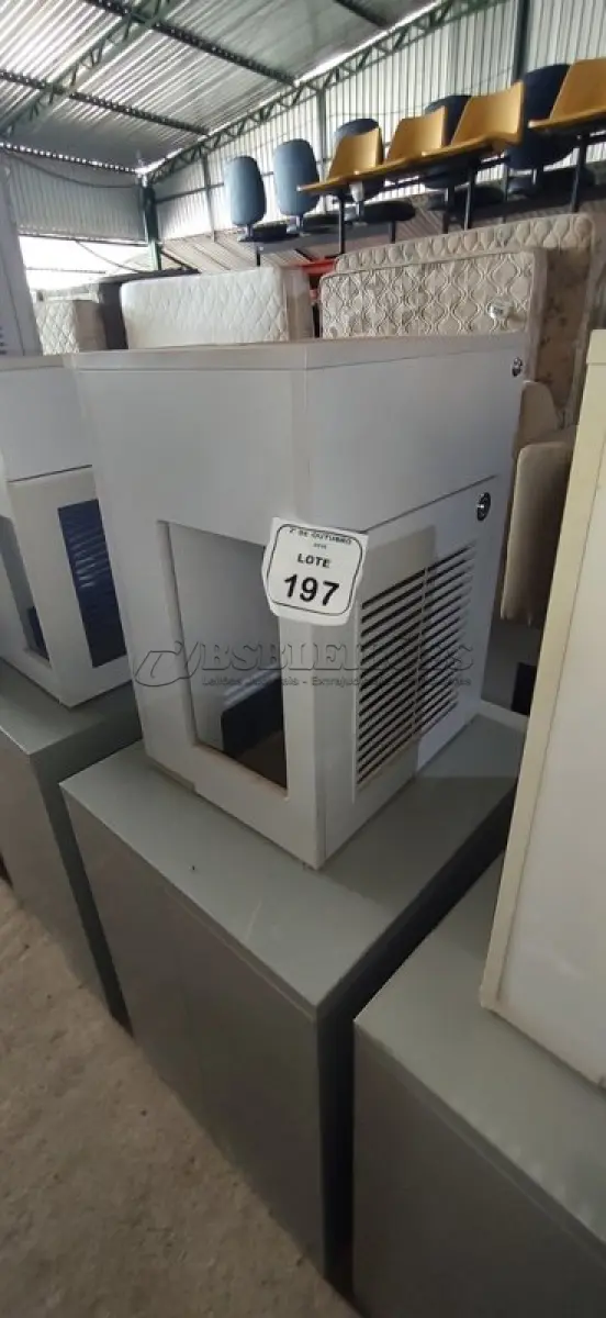 LOTE 197 - 01 ARQUIVO BAIXO DE AÇO COM 05 GAVETAS E 01 ARMÁRIO BAIXO COM 01 GAVETA E SUPORTE PARA CPU. (NO ESTADO) ATENÇÃO! FAZER A VISITAÇÃO ANTES DE ARREMATAR, NÃO SABEMOS SE FUNCIONA, LEILÃO NÃO TEM GARANTIA E NEM DEVOLUÇÃO, SUJEITO A POSSÍVEIS AVARIAS VISÍVEIS/OCULTAS E/OU AUSÊNCIA DE COMPONENTES.