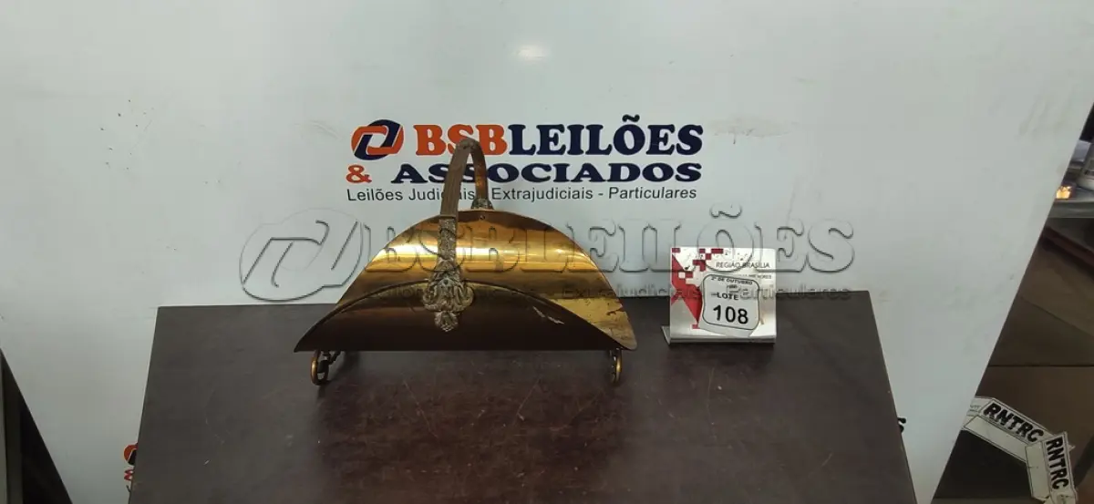LOTE 108 - 01 FRUTEIRA EM METAL. (NO ESTADO) ATENÇÃO! FAZER A VISITAÇÃO ANTES DE ARREMATAR, NÃO SABEMOS SE FUNCIONA, LEILÃO NÃO TEM GARANTIA E NEM DEVOLUÇÃO, SUJEITO A POSSÍVEIS AVARIAS VISÍVEIS/OCULTAS E/OU AUSÊNCIA DE COMPONENTES.