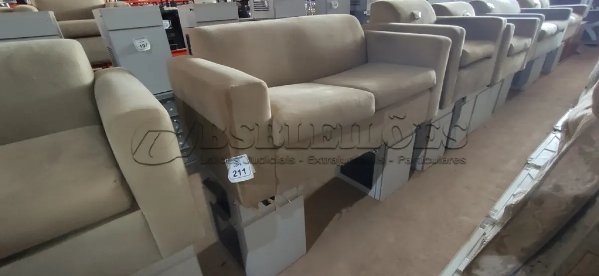 LOTE 211 - 01 SOFÁ DE 02 LUGARES E 02 ARMÁRIOS BAIXOS COM 01 GAVETA E SUPORTE PARA CPU. (NO ESTADO) ATENÇÃO! FAZER A VISITAÇÃO ANTES DE ARREMATAR, NÃO SABEMOS SE FUNCIONA, LEILÃO NÃO TEM GARANTIA E NEM DEVOLUÇÃO, SUJEITO A POSSÍVEIS AVARIAS VISÍVEIS/OCULTAS E/OU AUSÊNCIA DE COMPONENTES.
